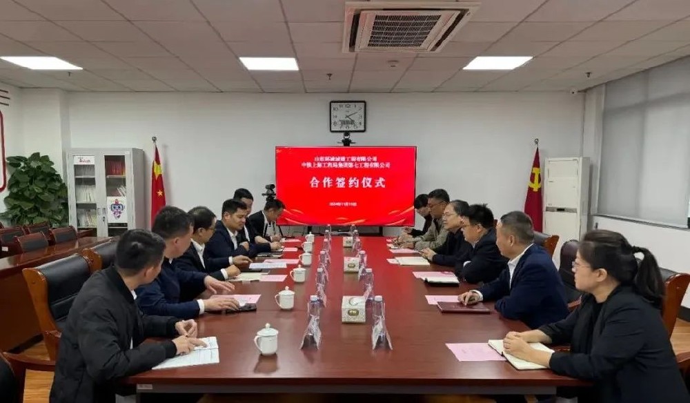 11月15日，環(huán)城城建與中鐵上海局七公司簽署工程合作協(xié)議。公司黨支部書記、董事長(zhǎng)楊殿···